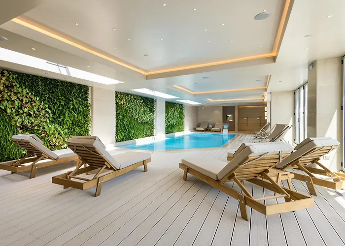 Hotel By Ihg 5*
